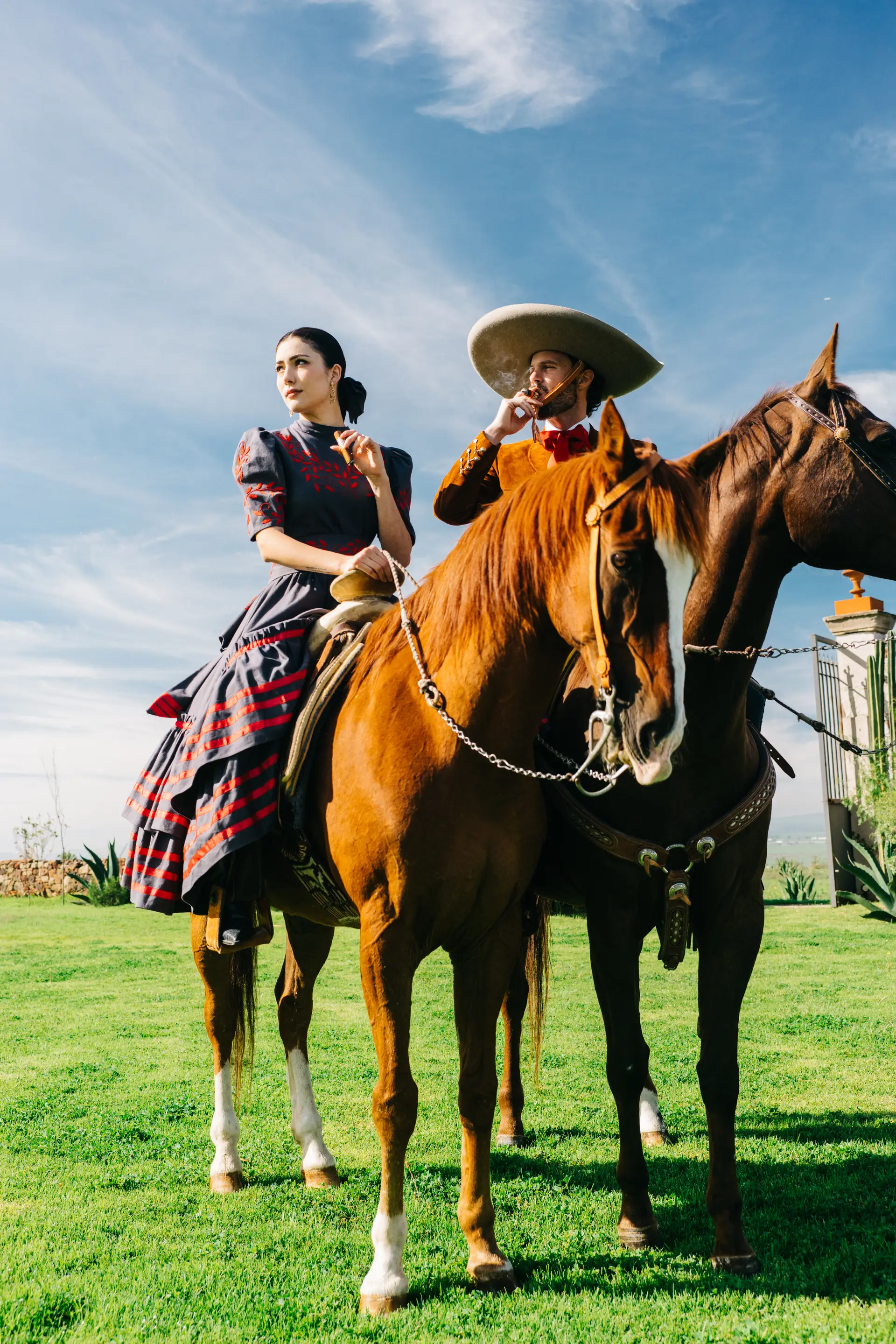 Pareja a caballo, Casa 1910